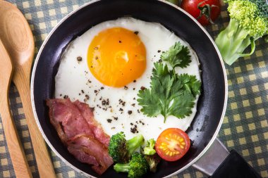 Sahanda yumurta ve pastırma masanın üzerinde karanlık tavada ile Kahvaltı