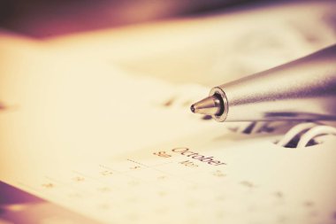 Takvim sayfası, retro renk tonu ile kalem topu yukarı kapatın