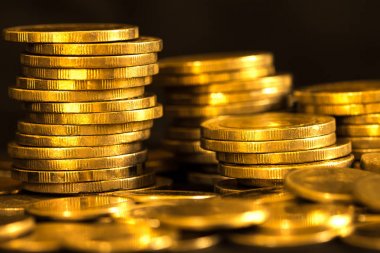 Koyu arka plan üzerinde üst üste altın para sikke kapatın