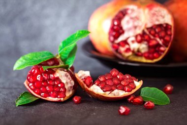 Taze kırmızı nar ve tohum yaprakları ile 