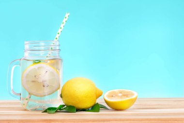  Limonlu narenciye limonata su dilimlenmiş, sağlıklı ve detoks 