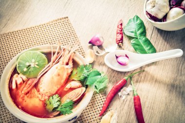 Asya baharatlı çorba kase, ünlü Tay foo karidesli kapatın