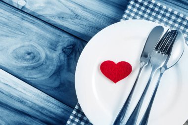 çatal ve kaşık wo beyaz boş plakalı kırmızı kalp şekli