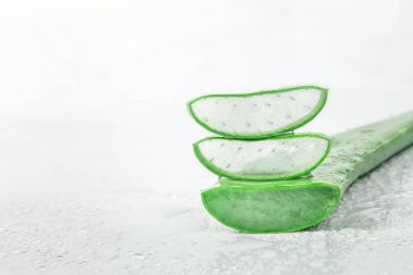 Dilimlenmiş ve beyaz arka planda taze aloe vera yaprağı