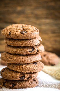 Peçete üzerinde yığılmış çikolatalı kurabiye kapatın 