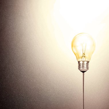 Taş duvar arka plan üzerinde ampul