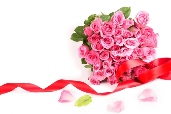 白い背景に、ロマンスの花束甘いピンクのバラの花びら — ストック写真