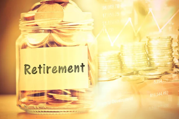Mynt i glasburk med pensionering etikett för pengar att spara finansnetto — Stockfoto