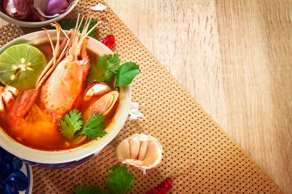 Close up Asian Sopa picante con camarones en un tazón, famoso foo tailandés — Foto de Stock