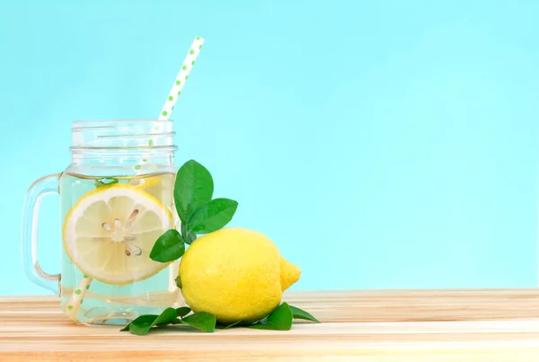 Цитрусовый лимонад с нарезанным лимоном, здоровым и детоксикационным ватом — стоковое фото