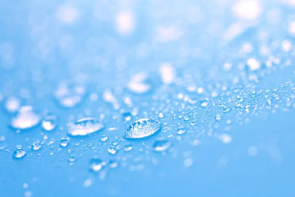 Nära håll regn vattendroppar på blå svamp yta som abstrakt bac — Stockfoto