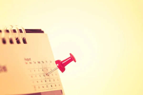 Red pushpin on calendar page for remind and marked important eve — Stock Photo, Image