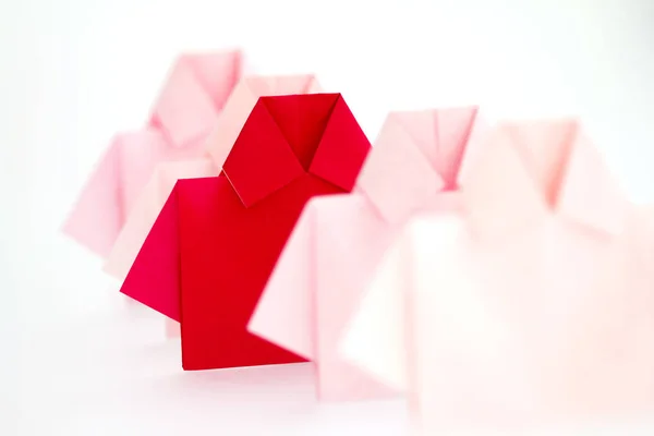 Uno rosso tra carta bianca della camicia origami — Foto Stock