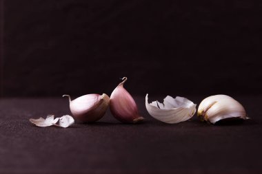  Üç bütün sarımsak ampuller bir natürmort düzenleme üzerinde gruplandırılmış