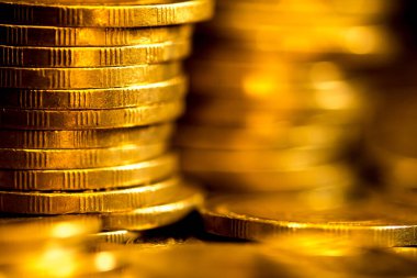 Koyu arka plan üzerinde üst üste altın para sikke kapatın