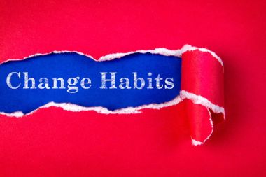 Yırtık kırmızı kağıt ve değişiklik alışkanlıkları metin mavi kağıt backgro ile