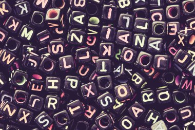 İngilizce alfabe siyah küp arka plan, vintage renk tonu olarak