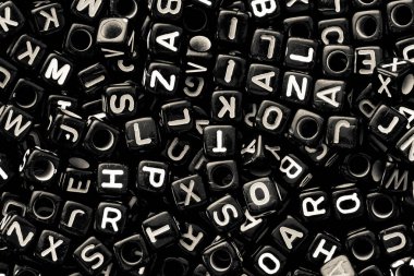 İngilizce alfabe siyah küp arka plan, siyah ve beyaz renk olarak