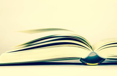 beyaz arkaplan üzerine açılan kitap