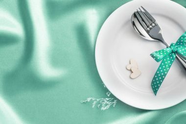 Beyaz boş tabak çatal ve kaşık ile ahşap kalp şekli