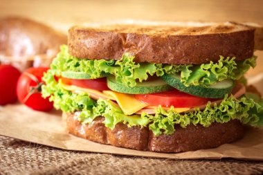 Pastırma, jambon ve peynir ile vegeta sandviç ekmeği ızgara