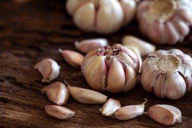 Ahşap masa üzerinde kapta sarımsak ampul kadar kapatın