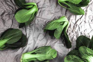 Taze bebek yeşil Çin lahanası buruşuk kağıt, overh üzerinde kapatın