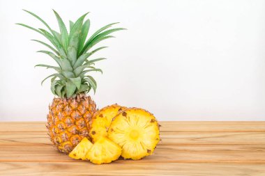 Ananas Meyve dilimlenmiş ananas meyve ahşap tablo