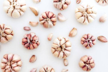 Beyaz üzerine sarımsak ampul desen arka plan olarak Üstten Görünüm