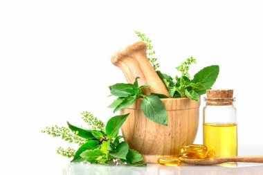 Reyhan ve uçucu yağ ile ahşap harç sıcak fesleğen bir