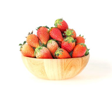 Beyaz arka plan ile ahşap kase taze kırmızı çilek