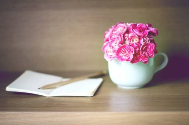 seçici odak üzerinde not defteri ile taze pembe karanfil çiçek
