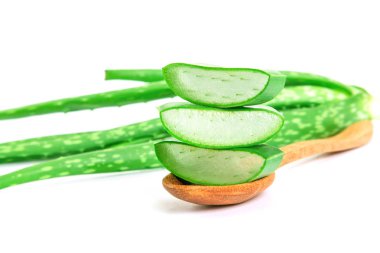 Dilimlenmiş ve taze aloe vera yaprağı beyaz arka planda, Nat