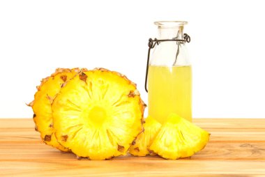 Ananas suyu ile dilimlenmiş ananas meyve ahşap şişe