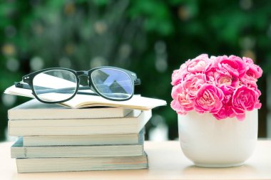 Kitaplar ile taze pembe karanfil çiçek 