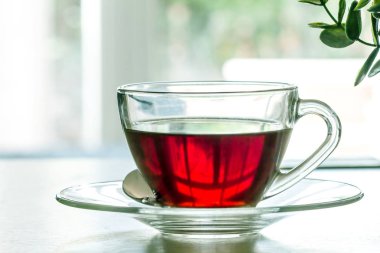 Sıcak siyah çay Kupası oturma ro ahşap tablo kapatın