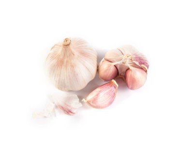 Beyaz arkaplanda sarımsak