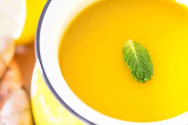 Zerdeçal çay bir fincan limon ve zencefil, reduc sağlayacağı yararlar