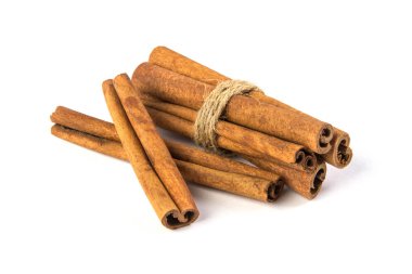 Beyaz arka plan üzerinde izole kahverengi tarçın kapatın 