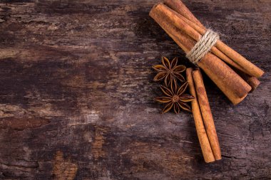 Kopya alanı ile kahverengi tarçın ve anasonu baharat kadar kapatın