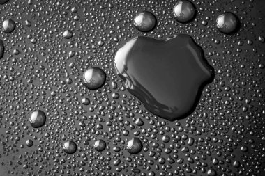 Soyut su damlası yüzeyi parlak siyah arka plan