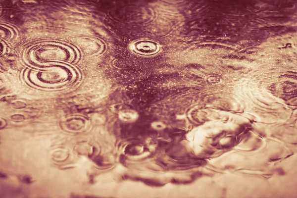 Sfondo sfocatura astratta da pioggia scorrere verso il basso sul flo nero — Foto Stock