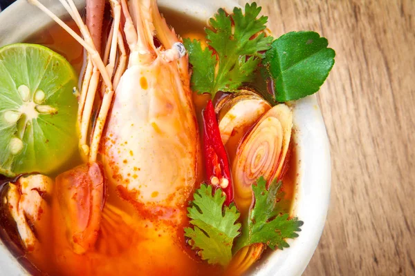 Close up Asian Sopa picante con camarones en un tazón, famoso foo tailandés — Foto de Stock