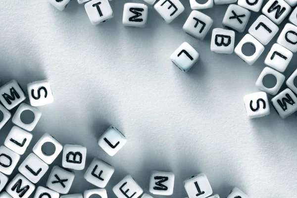 흰 종이 배경, 영어 languag에 영어 알파벳 큐브 — 스톡 사진
