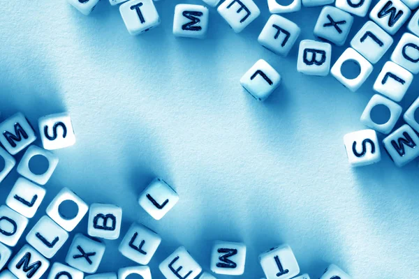 Engels alfabet kubus op wit papier achtergrond, Engels languag — Stockfoto