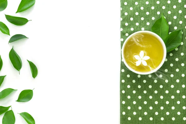 Vista superior de una taza de té caliente con decoración de hojas verdes wi —  Fotos de Stock