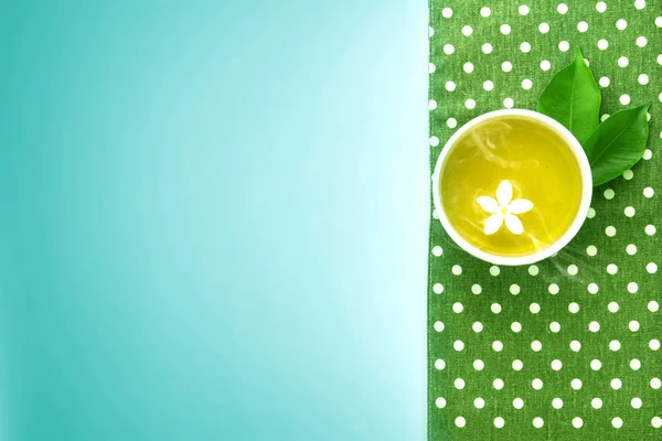 Vista dall'alto colpo di una tazza di tè caldo con foglia verde decorazione wi — Foto Stock