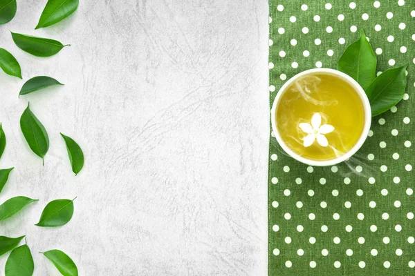 Vista superior de una taza de té caliente con decoración de hojas verdes wi —  Fotos de Stock