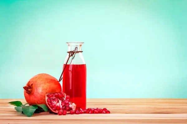 Свежий красный гранатовый сок с гранатовым семенем и фрукты с — стоковое фото