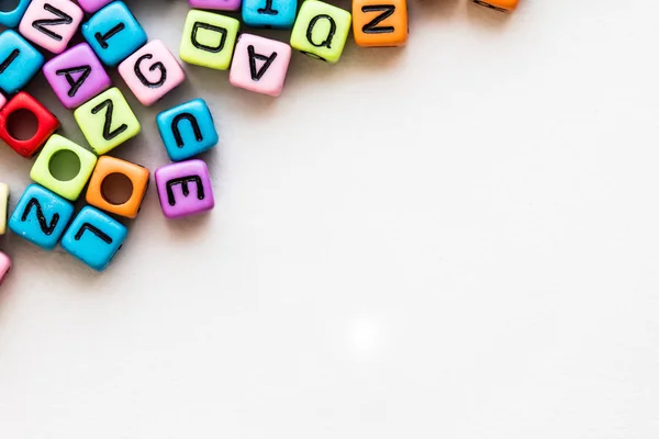 Kleurrijke Engelse alfabet kubus op wit papier achtergrond, Minilyrics — Stockfoto